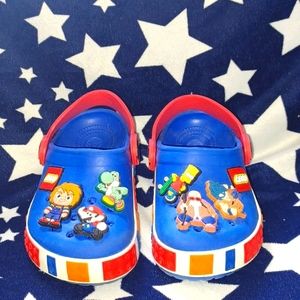 LEGO OG CROCS BLUE toddler size 8C9 w/6 jibbitz charms! (fit my boy as a size7)